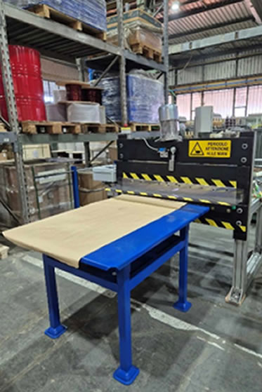 Paper cutting machine Image